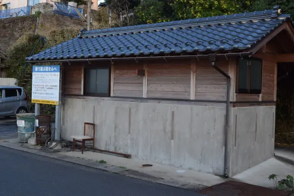 小間漁港の近くにあるトイレ