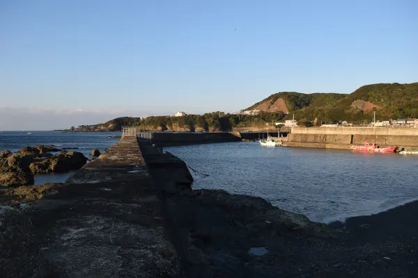 江住漁港の外側の堤防
