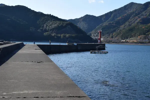 三浦漁港の堤防