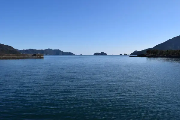 尾鷲港埋め立て地から尾鷲湾入り口を撮った写真