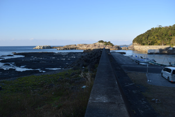 和深漁港堤防の根元から先端