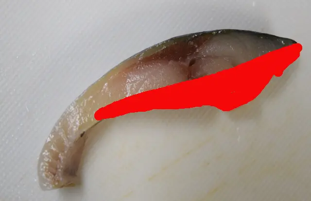 サバの切り身を１ｃｍ幅に切った写真