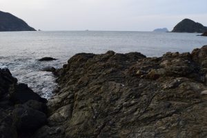 食見海岸地磯を振り返った写真
