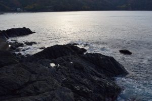 食見海岸地磯を世久見側から振り返った風景写真です