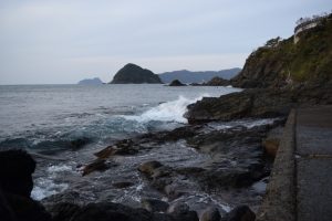 食見海岸地磯に当たるウネリ写真