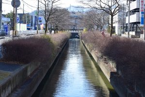 釣り人のいる運河