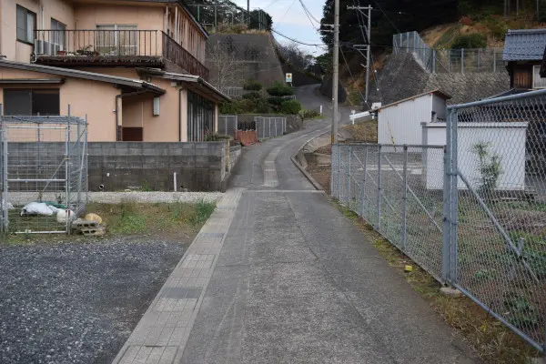 音海学校裏への道