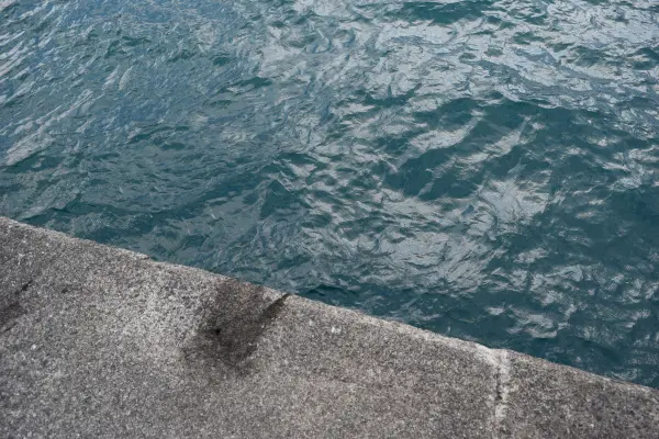 音海大波止先端の足元
