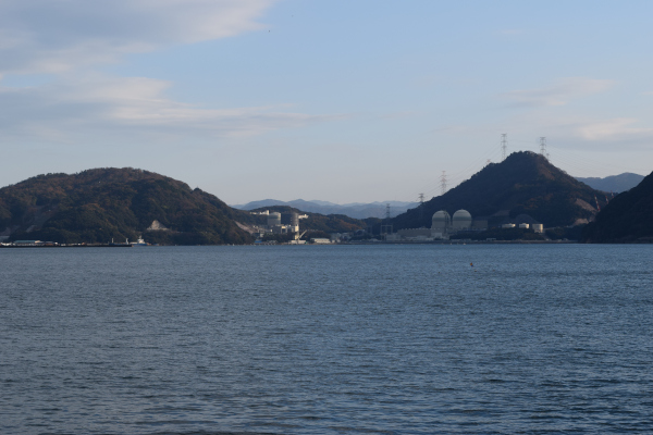 上瀬漁港からみた高浜原発