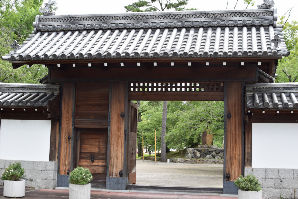 膳所城跡公園の門