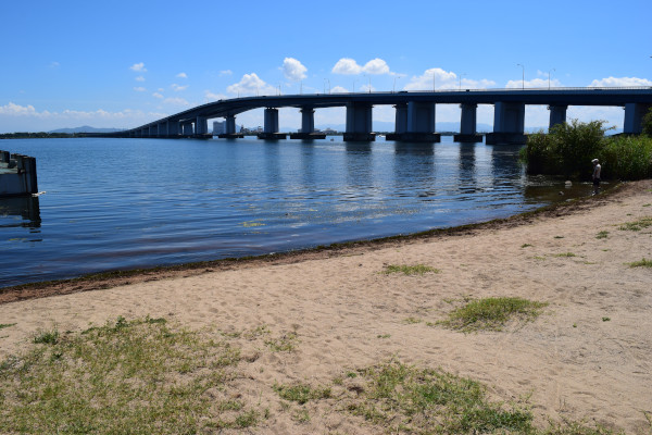 米プラザ前の砂浜