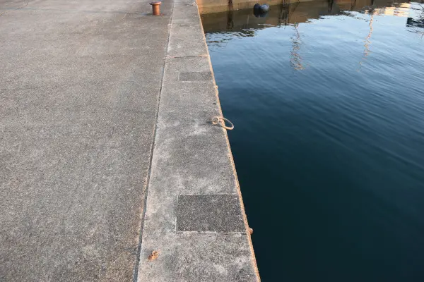五ヶ所浦の堤防の際