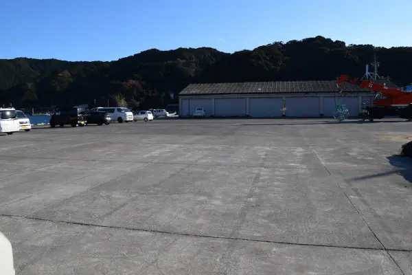 錦漁港車横付けポイント全景