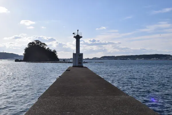 大島漁港白灯台防波堤