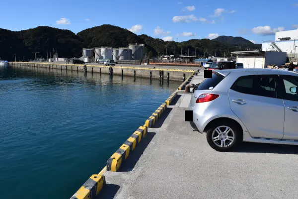 宇久井漁港車横付け