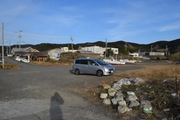 上野漁港内側の駐車場