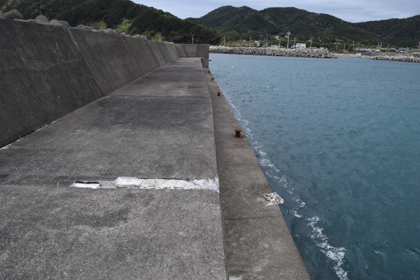 三尾漁港外側の堤防