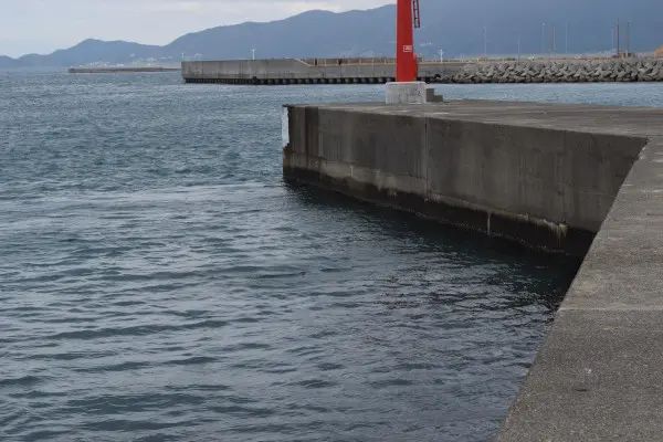 赤灯台の堤防先端