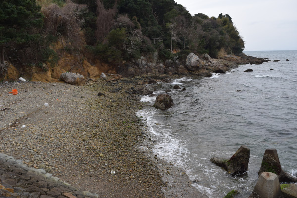 三尾川漁港の砂浜