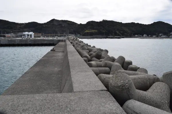 箕島漁港釣りポイント1根元方面
