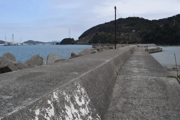 塩津漁港の外側の堤防