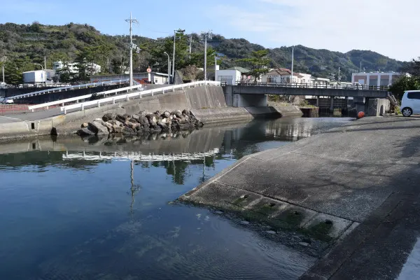 田村漁港に流れ込む川
