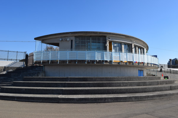 鳴尾浜海釣り公園の管理棟