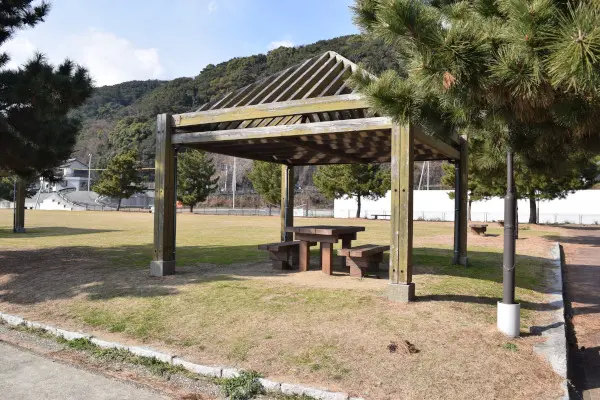 炬口漁港の公園のベンチ