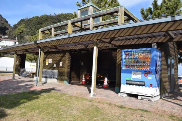 炬口漁港のトイレと自動販売機