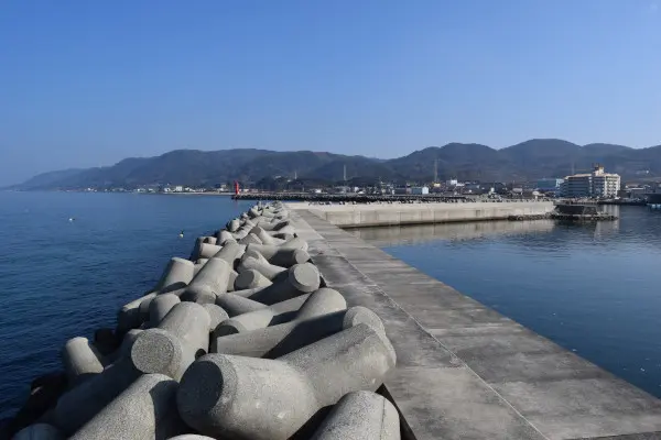 富島漁港の外側の堤防