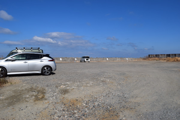 白い灯台がある堤防根元の駐車場