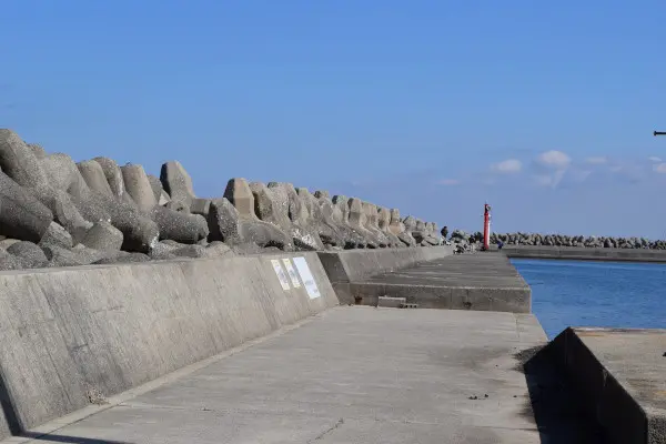 淡輪漁港の堤防