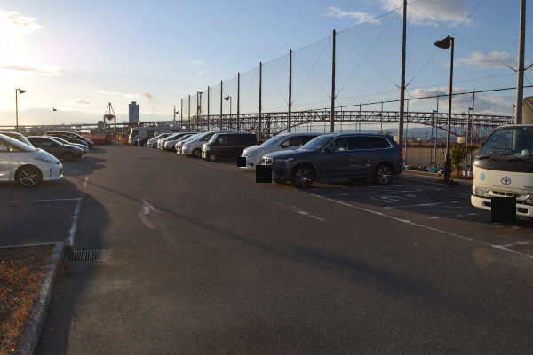 鶴浜緑地海釣り解放区域の駐車場
