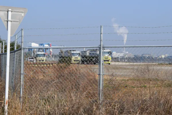 半田緑地公園の近くのトラック駐車場