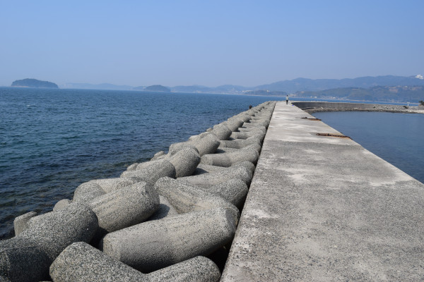 松島突堤の根元から先端方向の写真