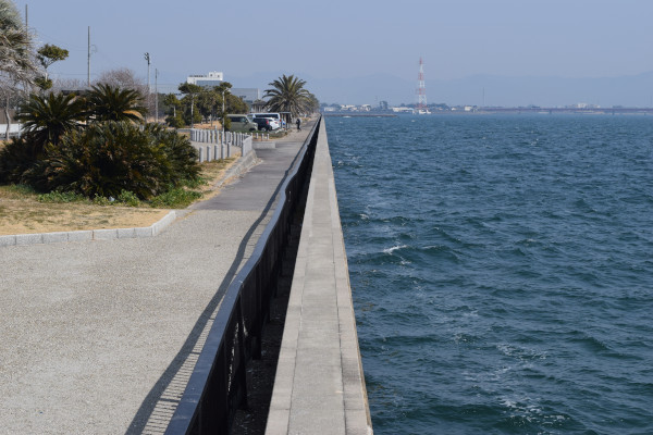 豊川浄化センター埋め立て地のフェンスの上