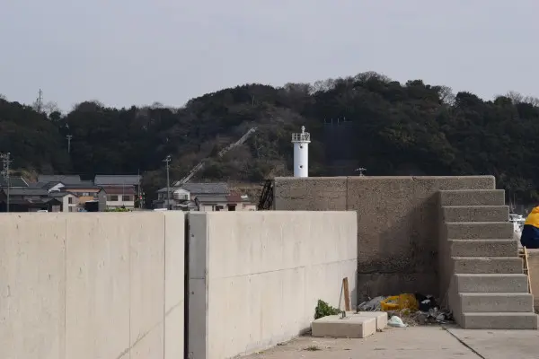 大井漁港の白い灯台のある堤防根元から先端