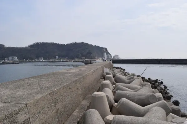 豊浜漁港の外側の堤防