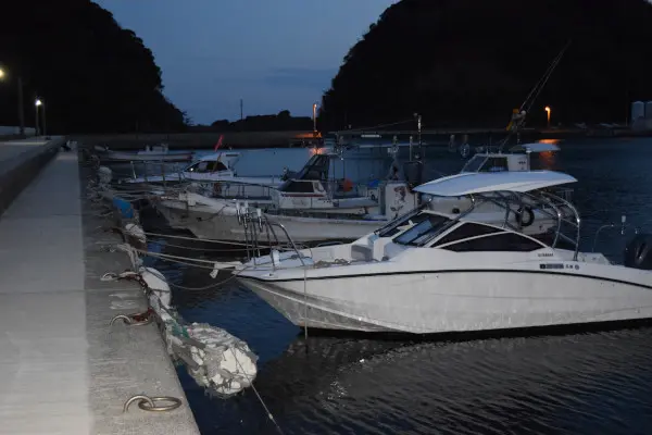 居組漁港の堤防内側