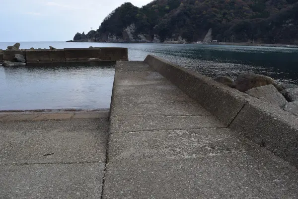 余部漁港の内側の堤防