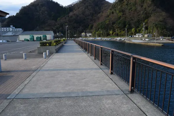 浜坂漁港フェンスのある釣り場