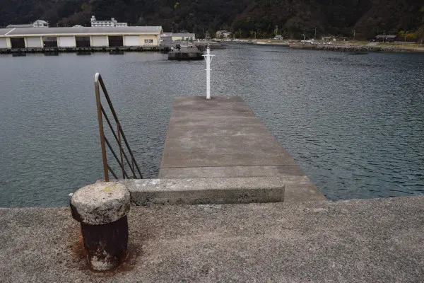 浜坂漁港東堤防の分岐