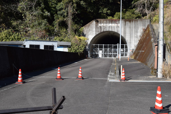 島勝浦漁港のトンネル
