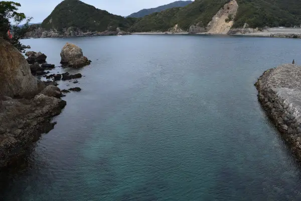 明神橋から阿曽浦漁港の入り口を撮った写真