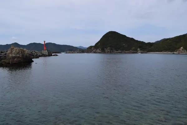 堤防の先端から外側を撮った写真