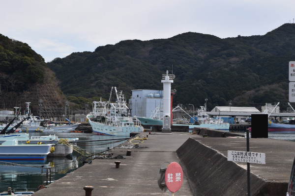 奈屋浦漁港の白灯台