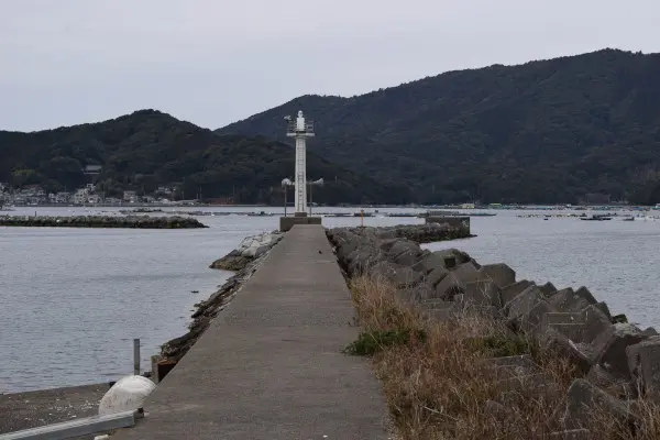 白い灯台がある堤防の先端方向