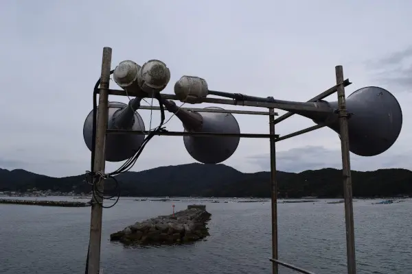 礫浦漁港の堤防の先端にあるスピーカー