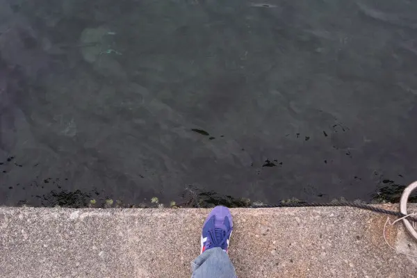 礫浦漁港の船着き場の足元の写真