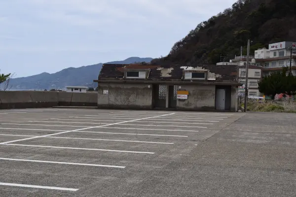 白浜（城崎）漁港付近の駐車場のトイレ